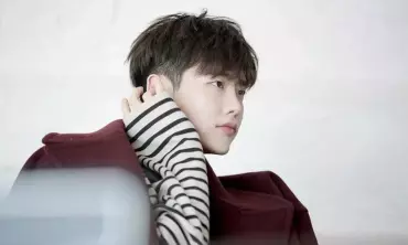 Variasi Model Rambut Two Block Pria Bak Oppa Korea Dijamin Trendy & Edgy!