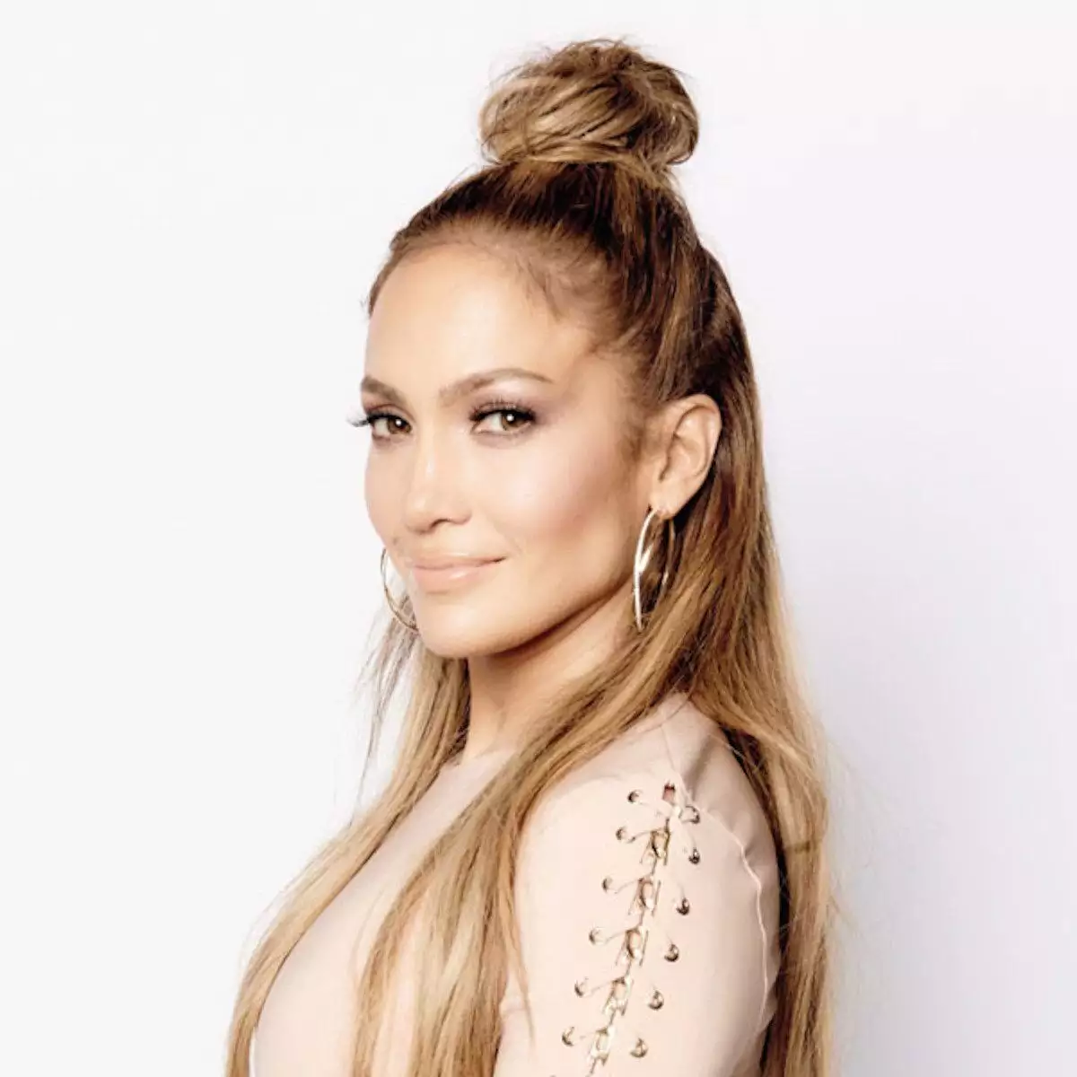 gaya-rambut-half-bun