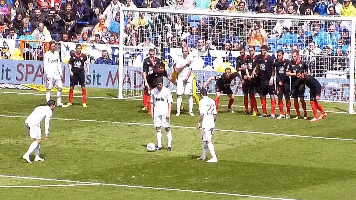 aturan tendangan bebas di dalam kotak pinalti terbaru