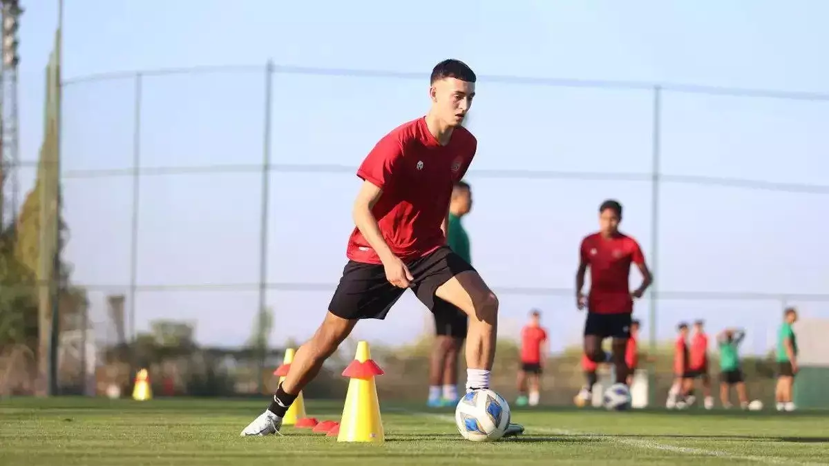 menggiring bola menjadi teknik dasar dalam olahraga sepak bola