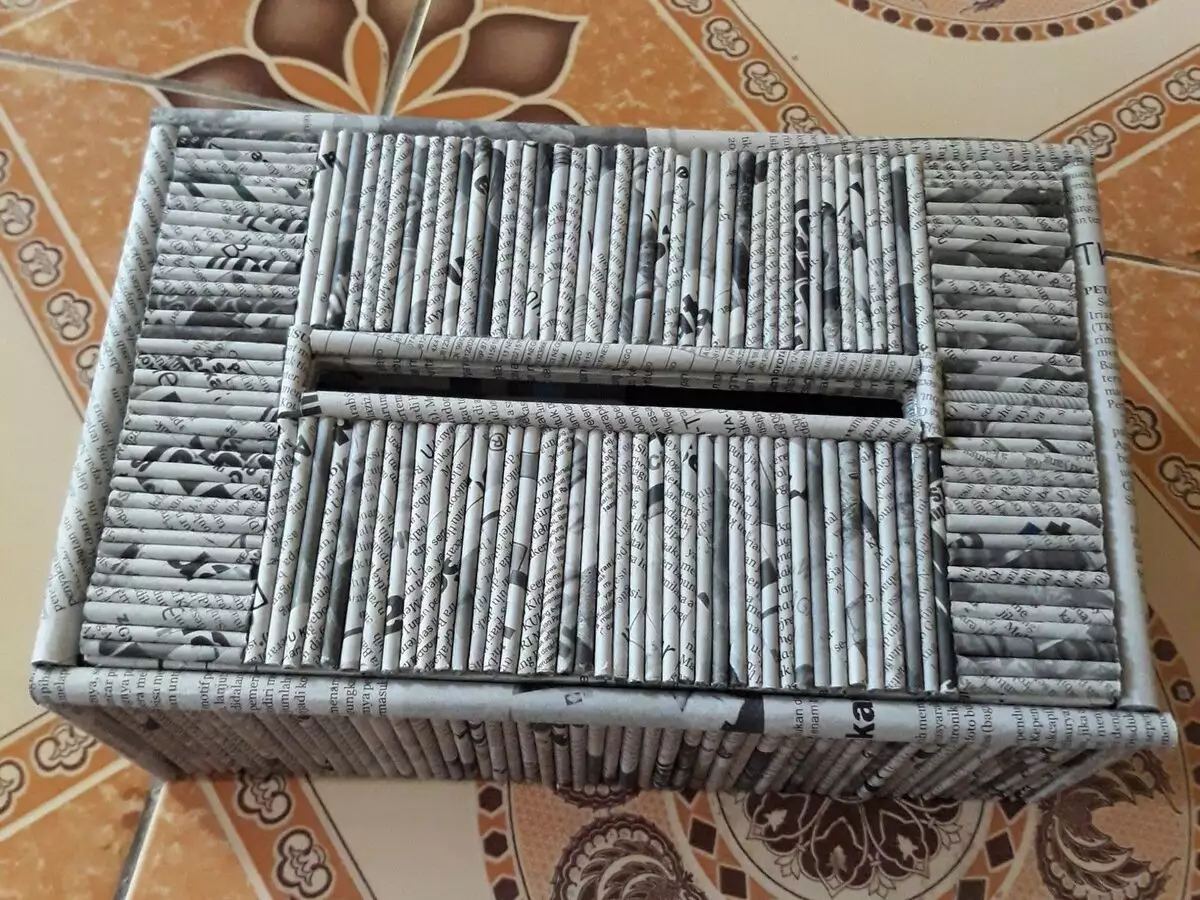 kertas bekas juga bisa dijadikan tempat tisu