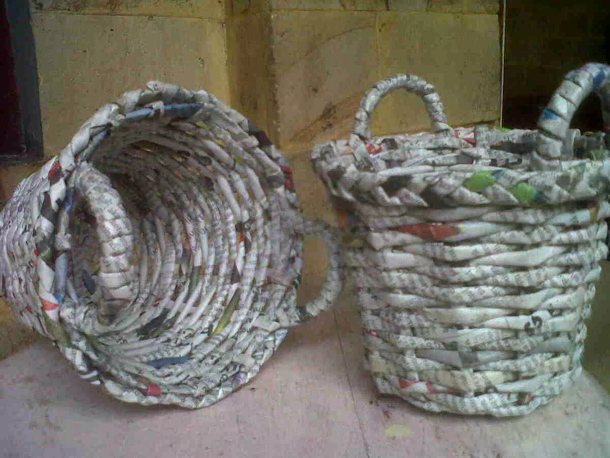 keranjang anyaman dari kertas juga mudah dibuat