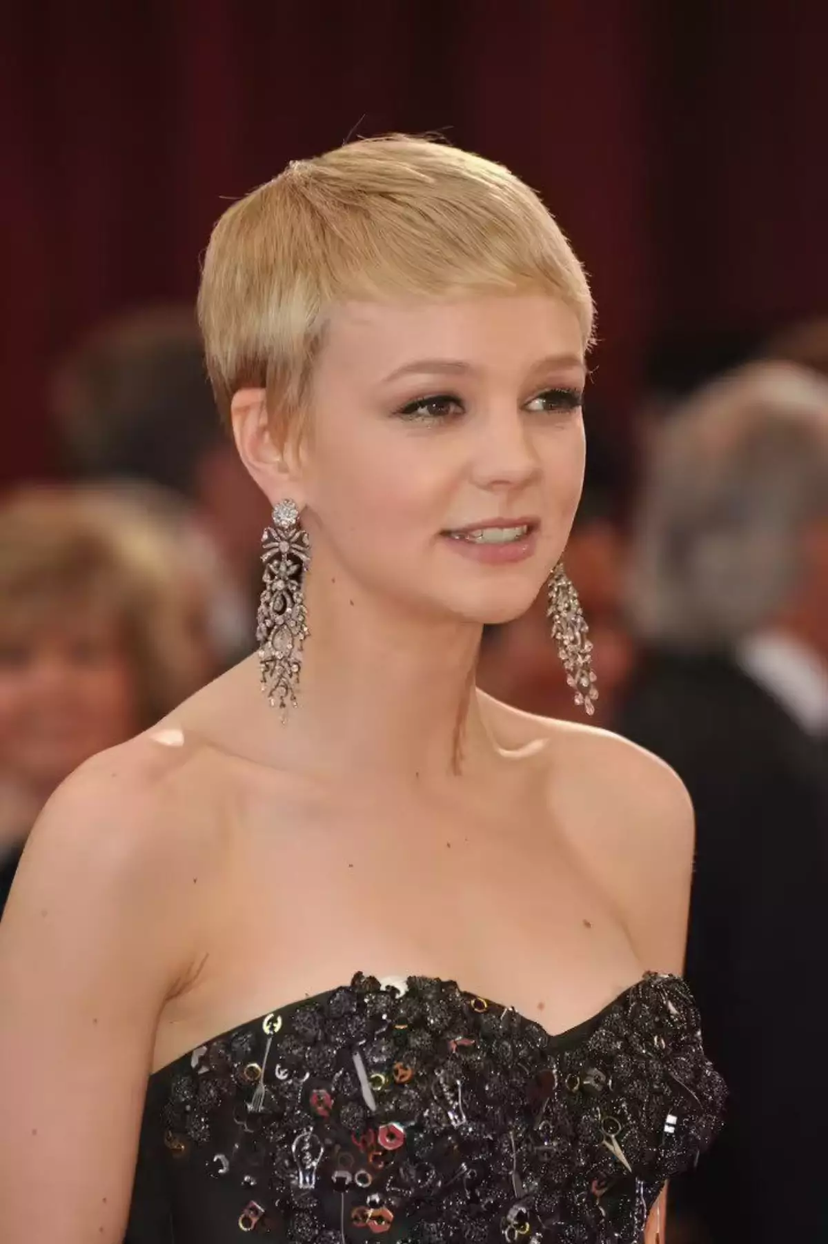 potongan rambut pixie juga bisa menyamarkan uban