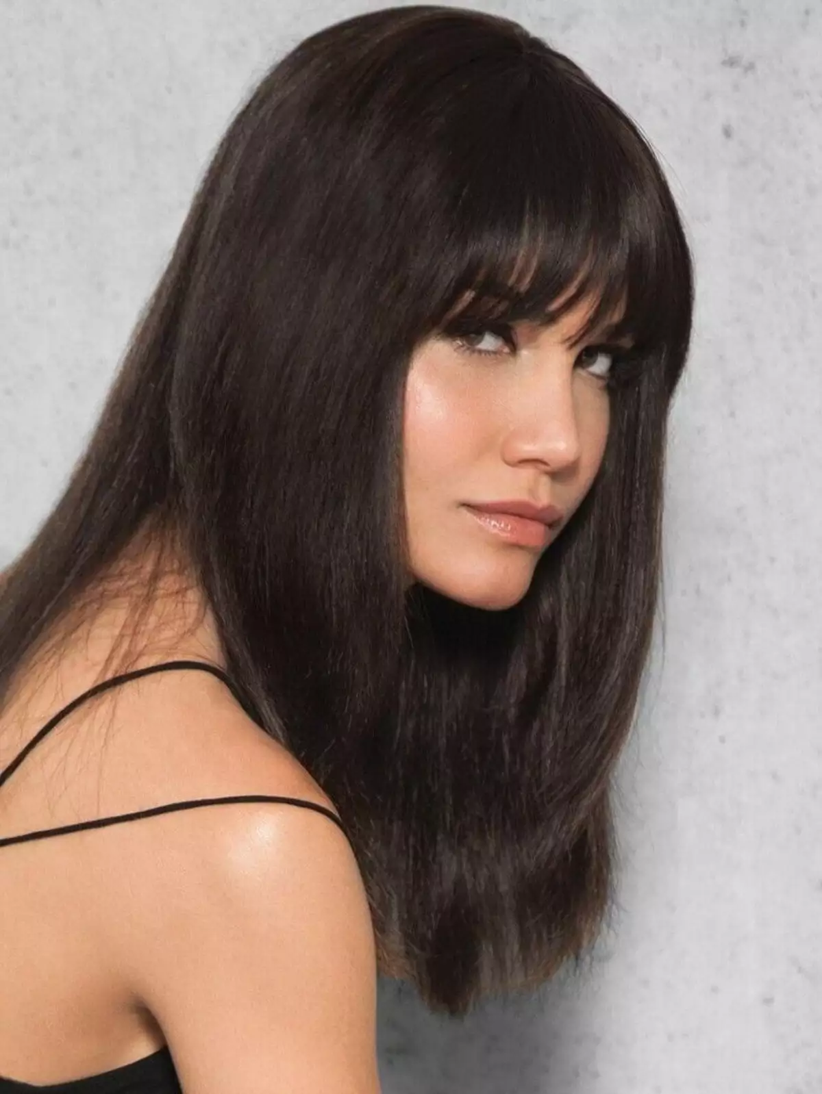 gaya rambut bangs juga bisa menyamarkan uban