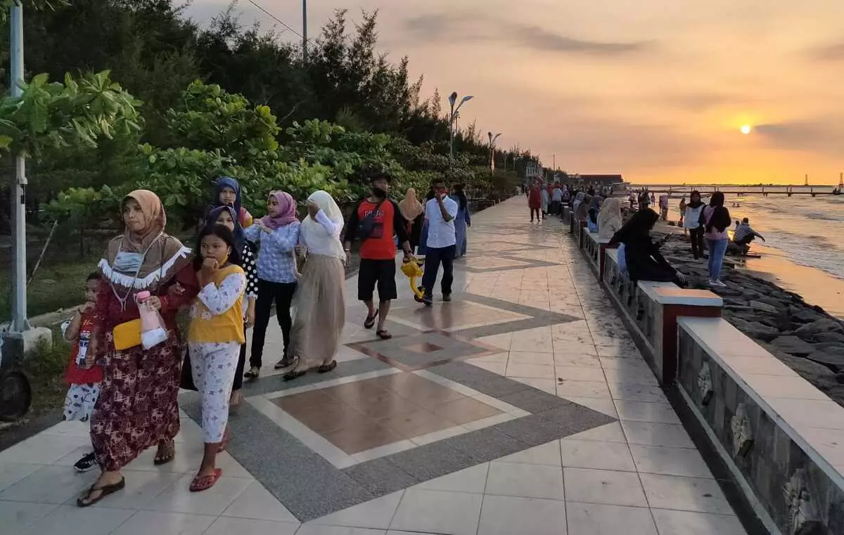 suasana pantai alam indah tegal
