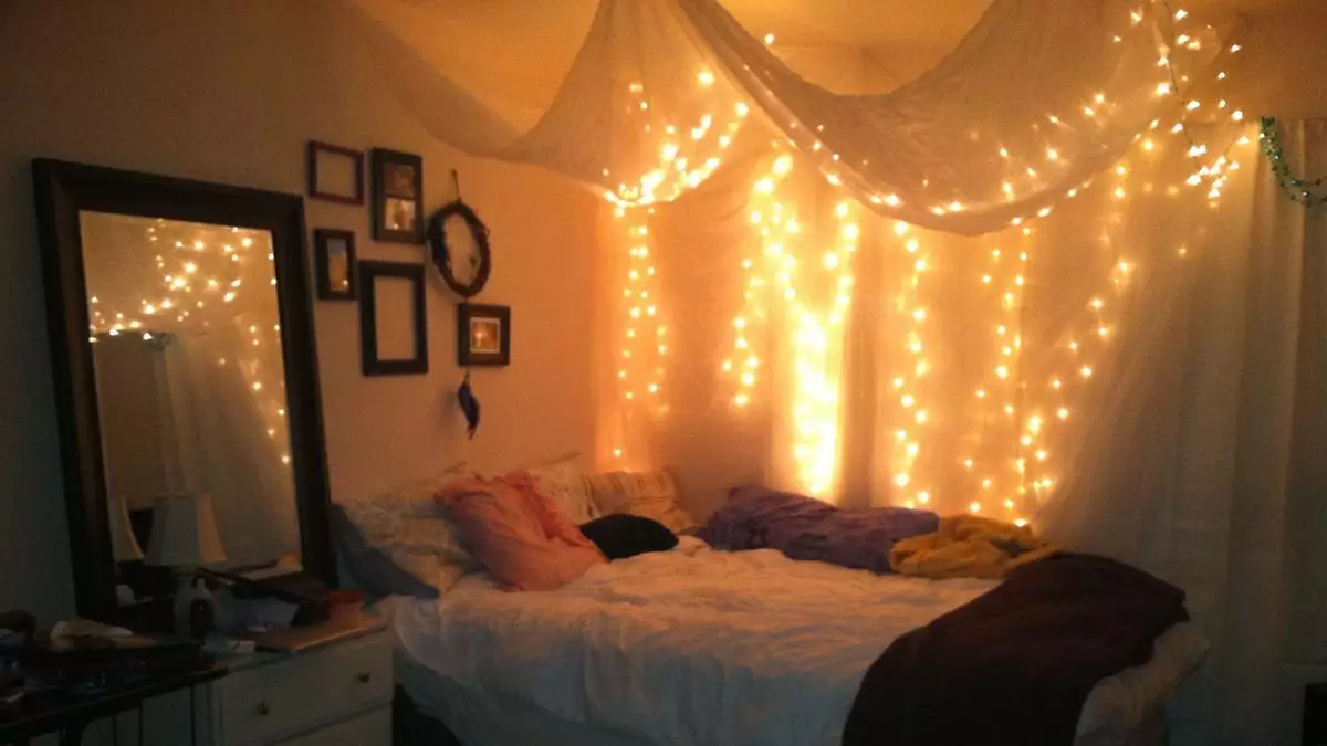 tentukan dulu tema dan warna untuk dekorasi kamar anak perempuan sebelum memilih hiasan lampu yang tepat