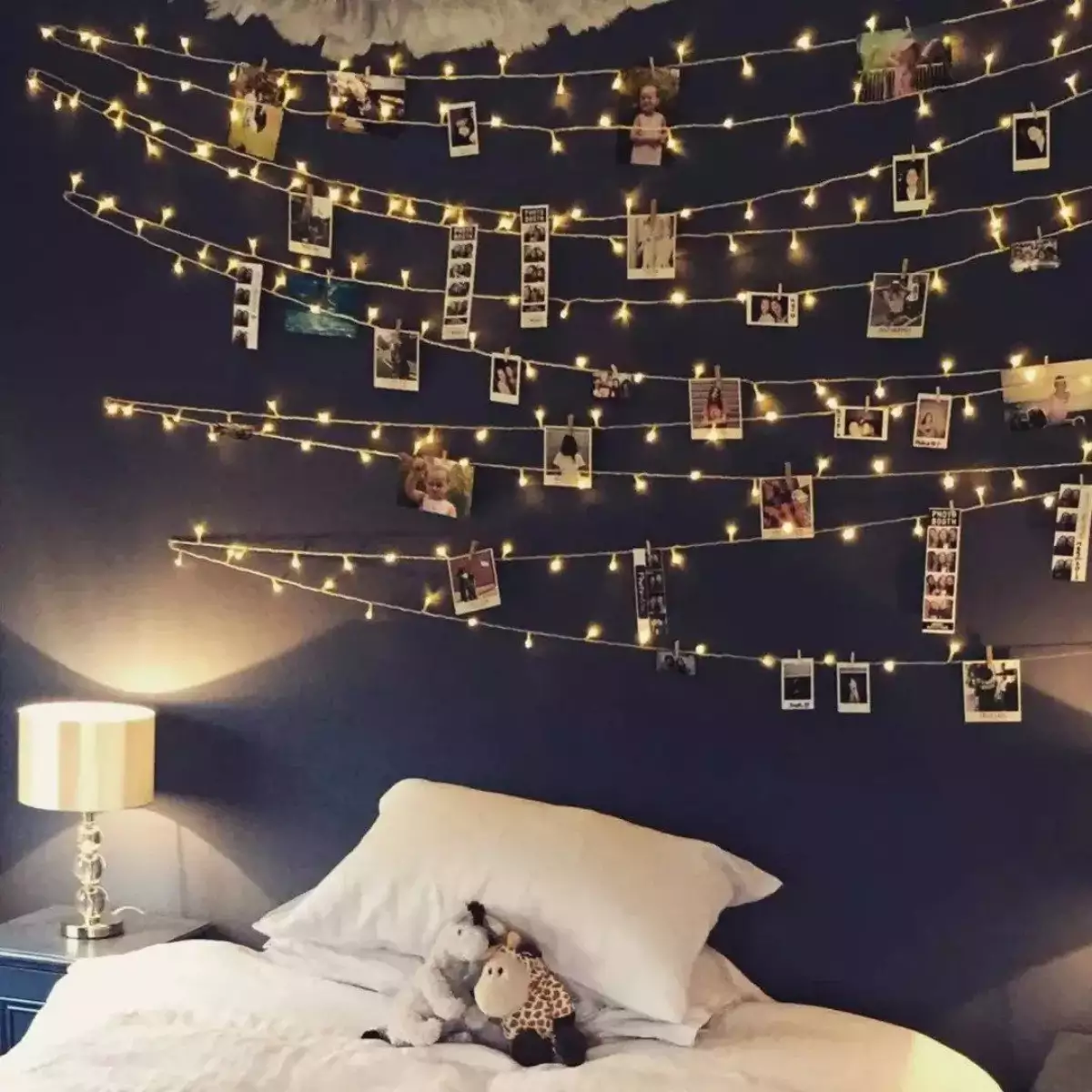 kombinasikan lampu hias dengan hiasan dekoratif lainnya