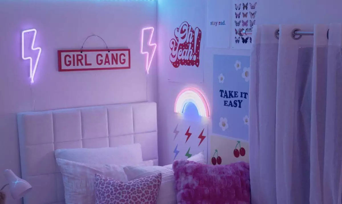 kamar anak perempuan bisa didekorasi dengan aneka lampu agar terlihat meriah