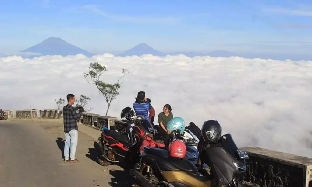 Menikmati Wisata Hits ke Puncak Gunung Telemoyo Hanya Menggunakan Motor