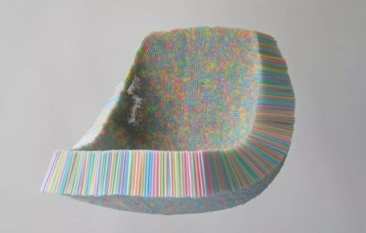 Kursi unik dari bahan sedotan