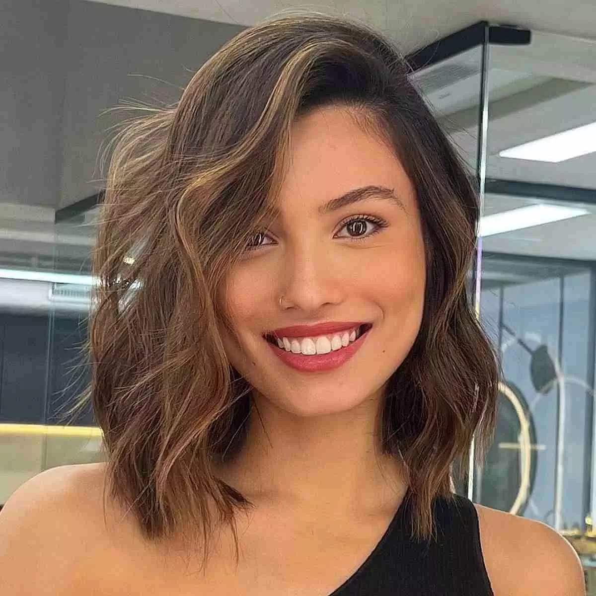 gaya rambut Wavy lob with side part