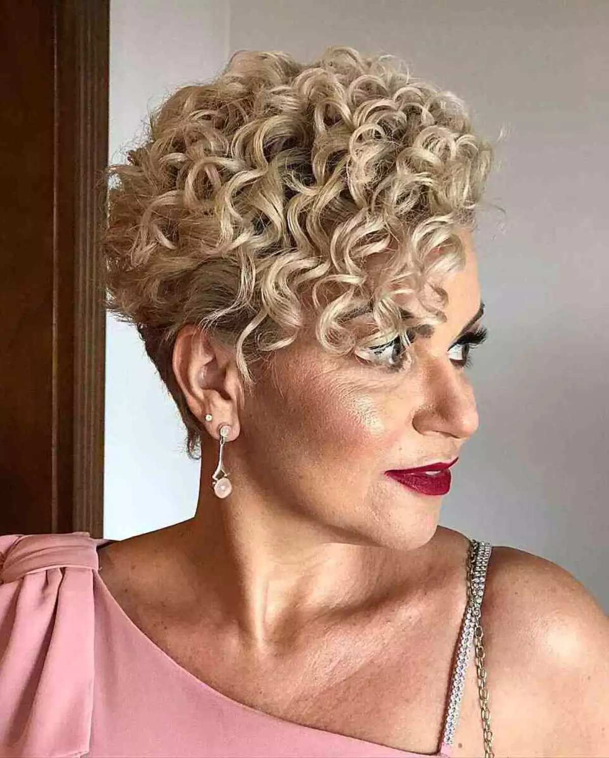 gaya rambut Curly pixie with undercut