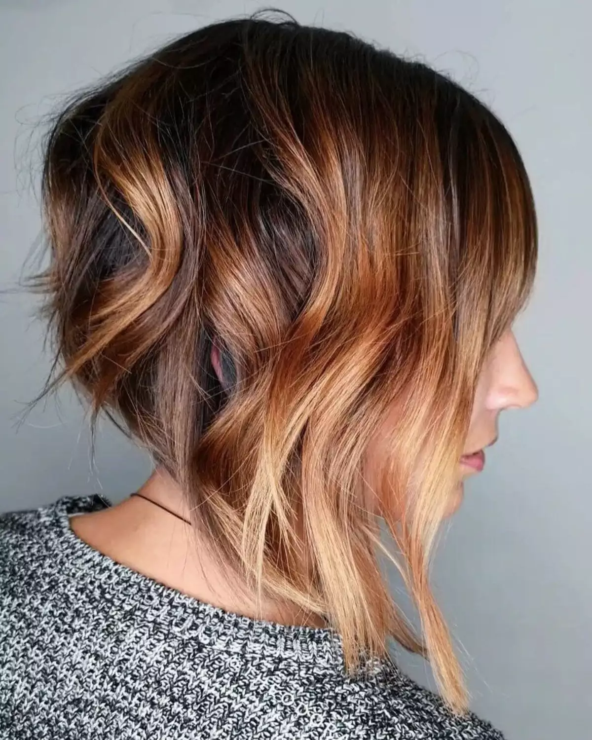 gaya rambut Inverted bob with balayage