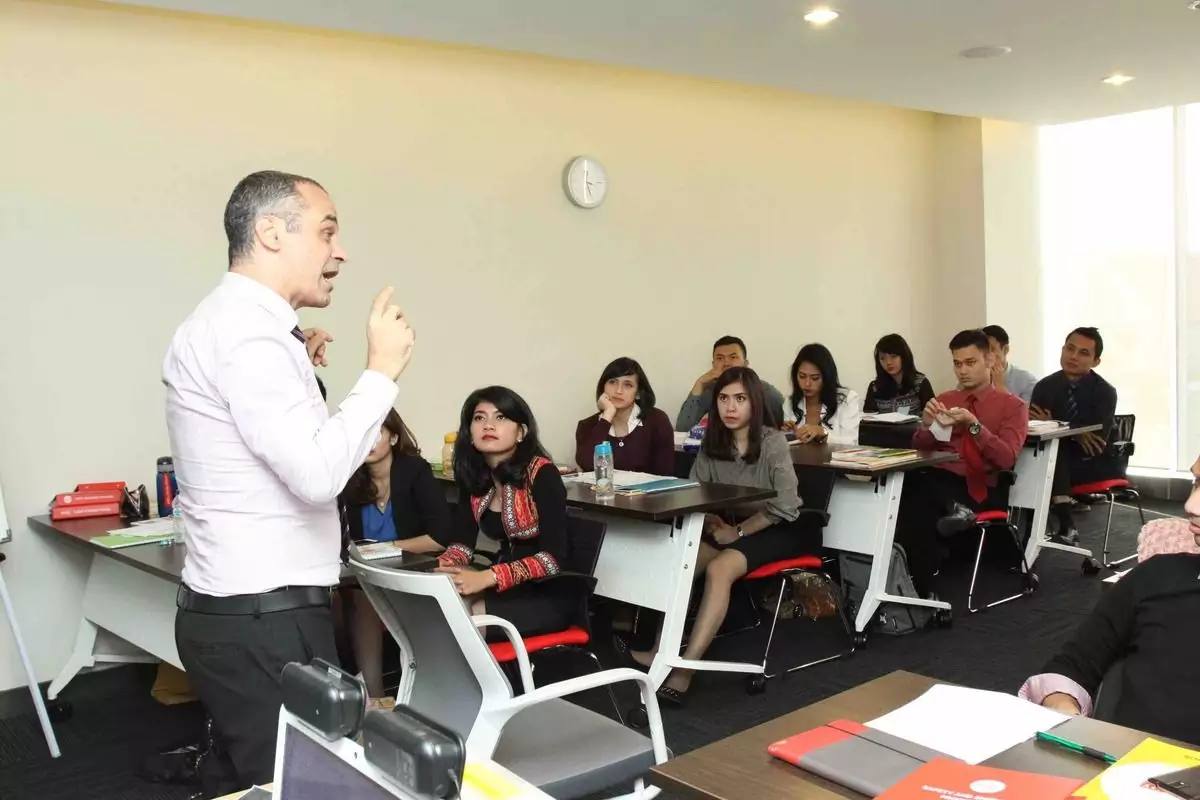 English Today salah satu tempat kursus bahasa Inggris yang menyediakan kelas karyawan English Today salah satu tempat kursus bahasa Inggris yang menyediakan kelas karyawan