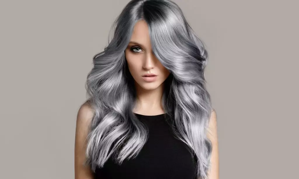 Inspirasi Pilihan Warna Rambut Ashy Grey yang Sedang Hits Saat Ini