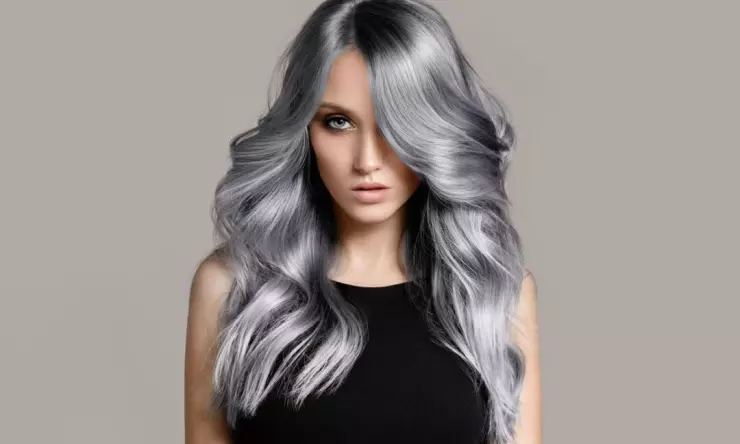 Inspirasi Pilihan Warna Rambut Ashy Grey yang Sedang Hits Saat Ini