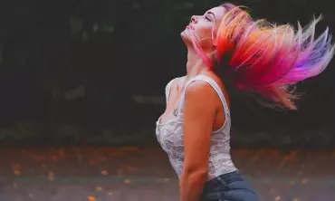 Trend Warna Rambut Unicorn yang Unik, Ekspresif & Berani Tampil Beda