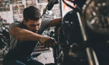 Jangan Sampai Turun Mesin! Tanda-tanda Mesin Motor Sudah Butuh Service Besar