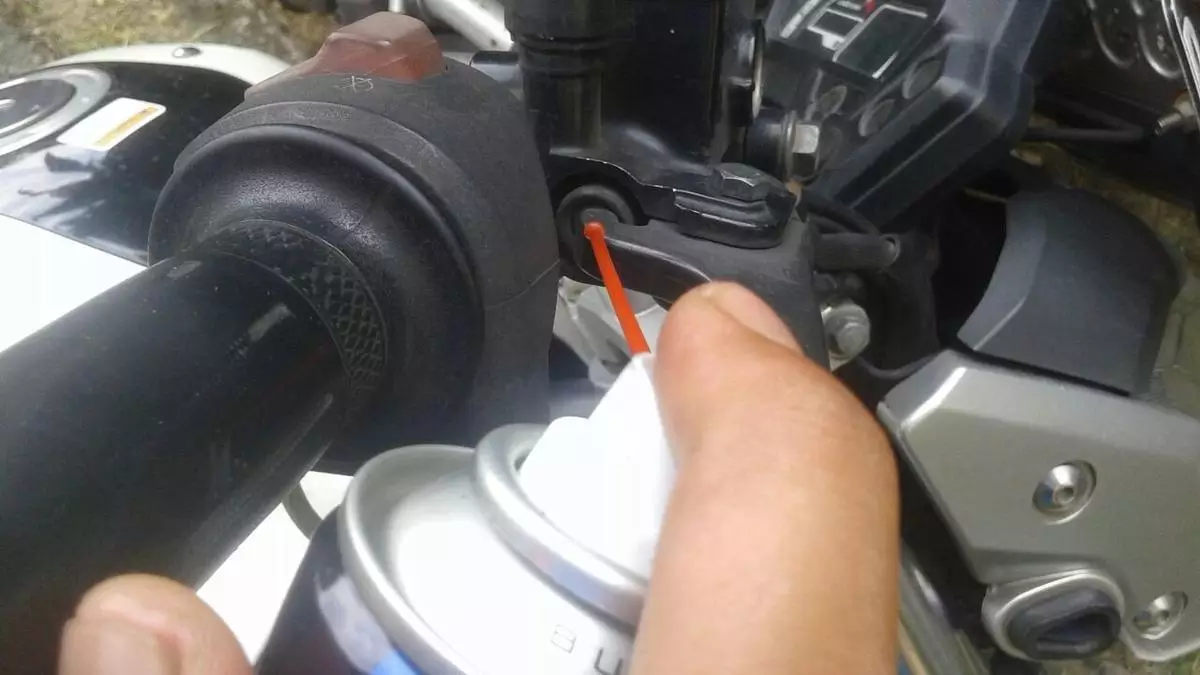 Lumasi dengan Pelumas Khusus