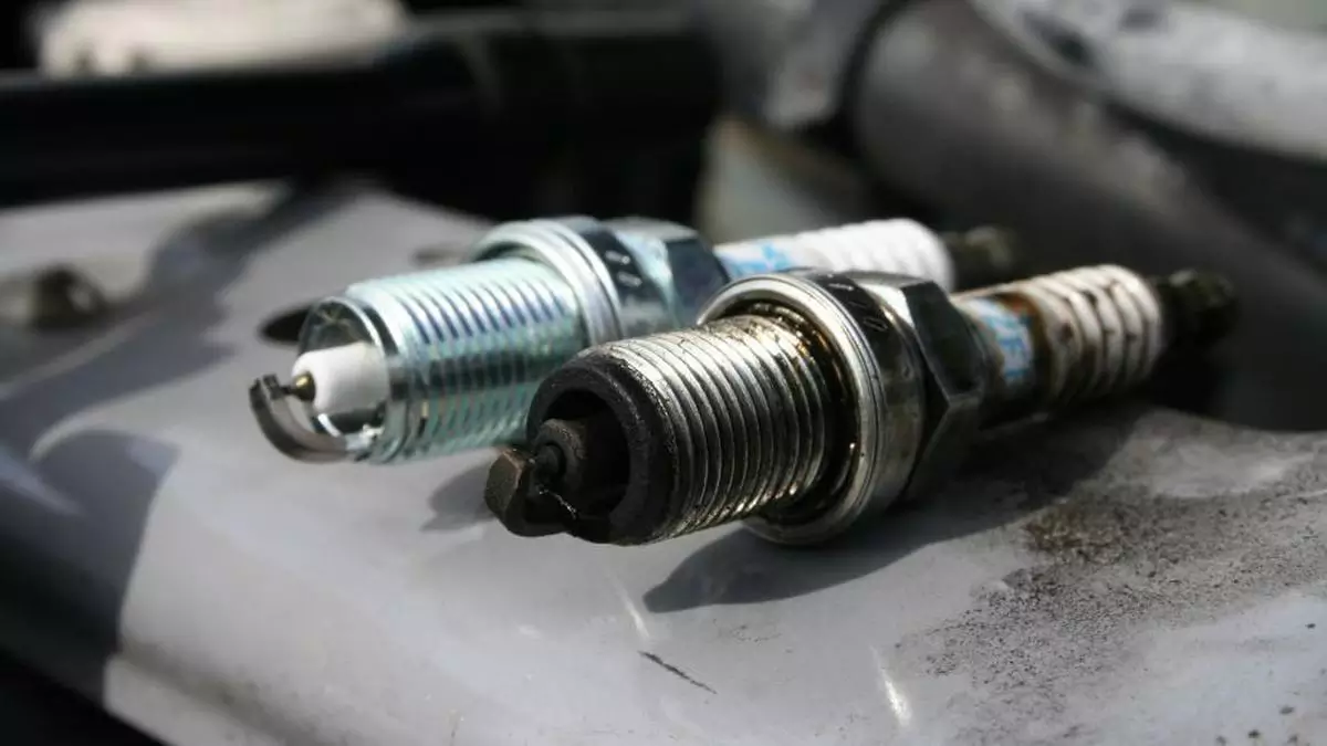 cek busi motor jika motor matic sering tersendat saat digas