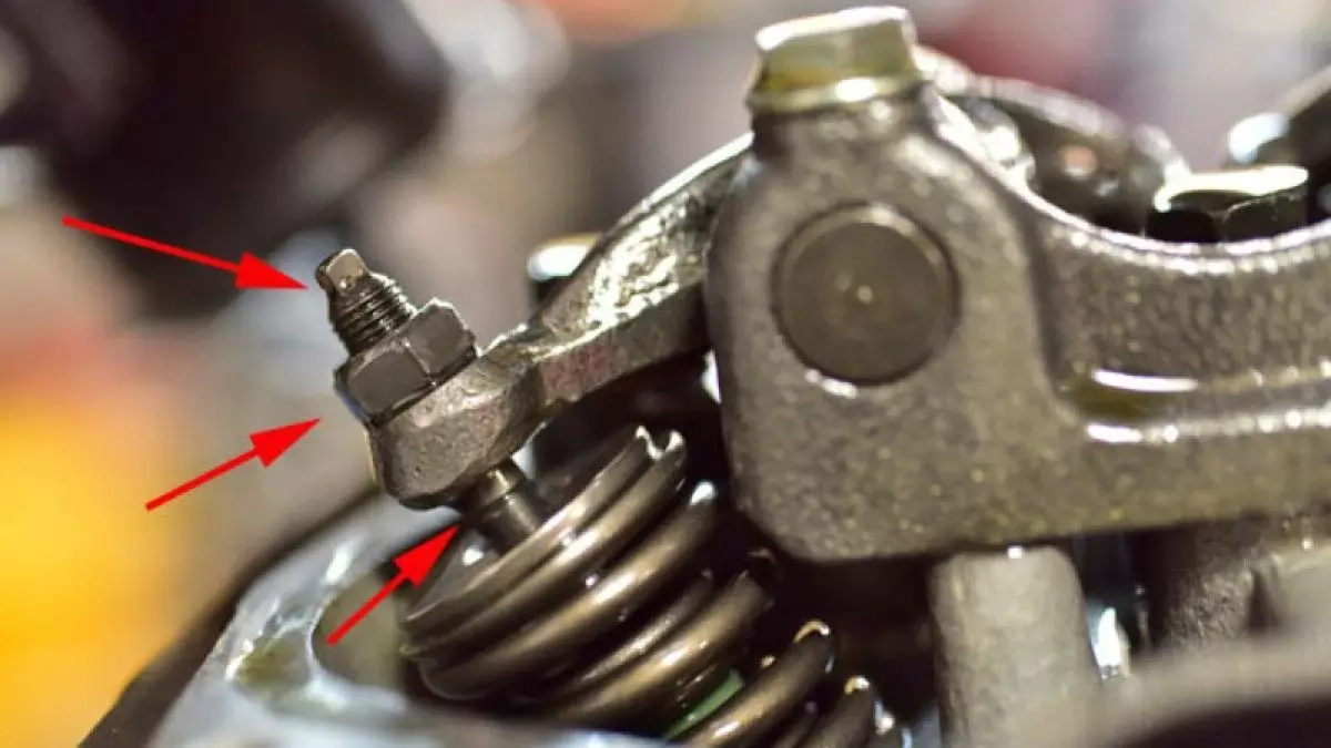 klep motor yang renggang juga menyebabkan motor brebet