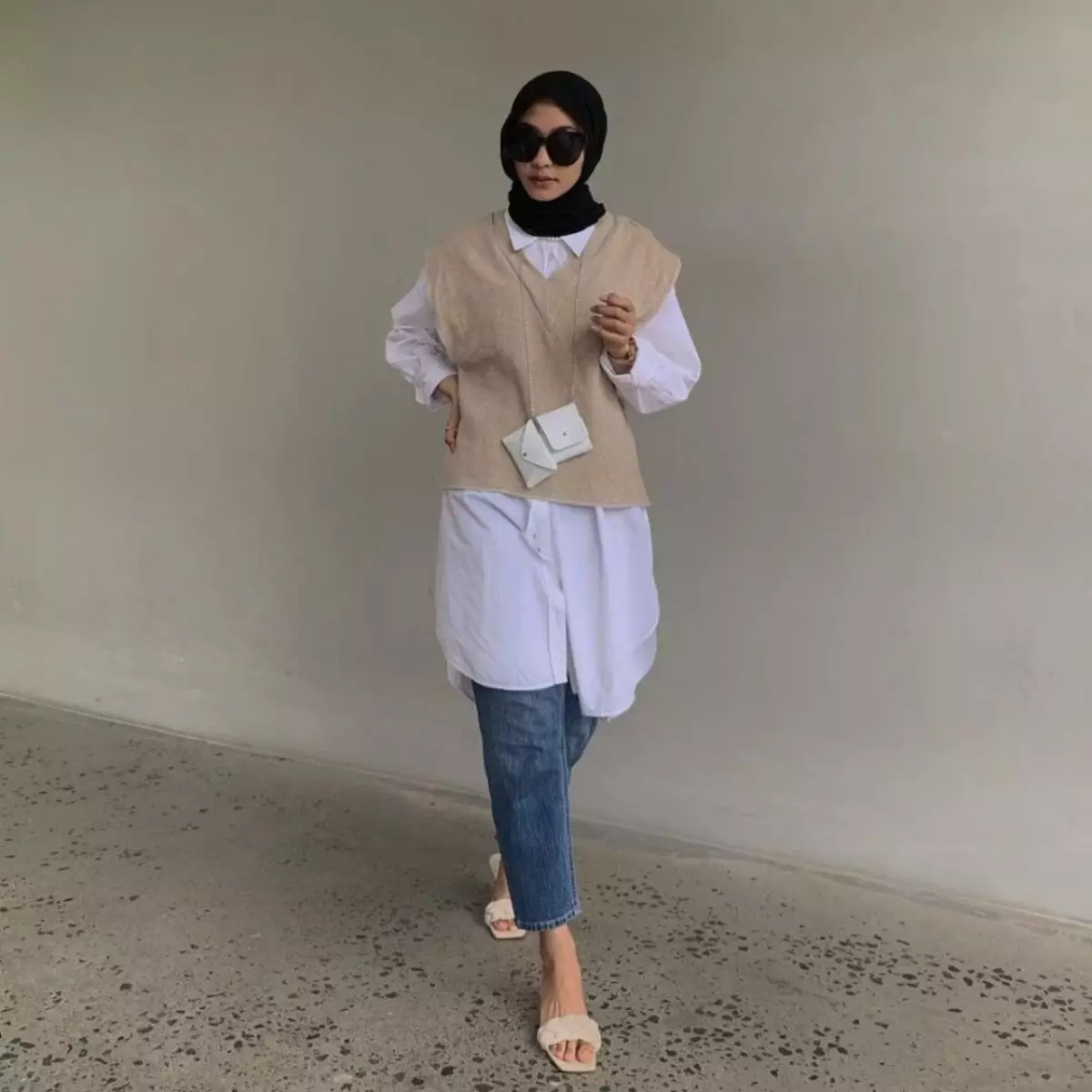 Vest Warna Cerah dengan Kemeja Putih Vest Warna Cerah dengan Kemeja Putih