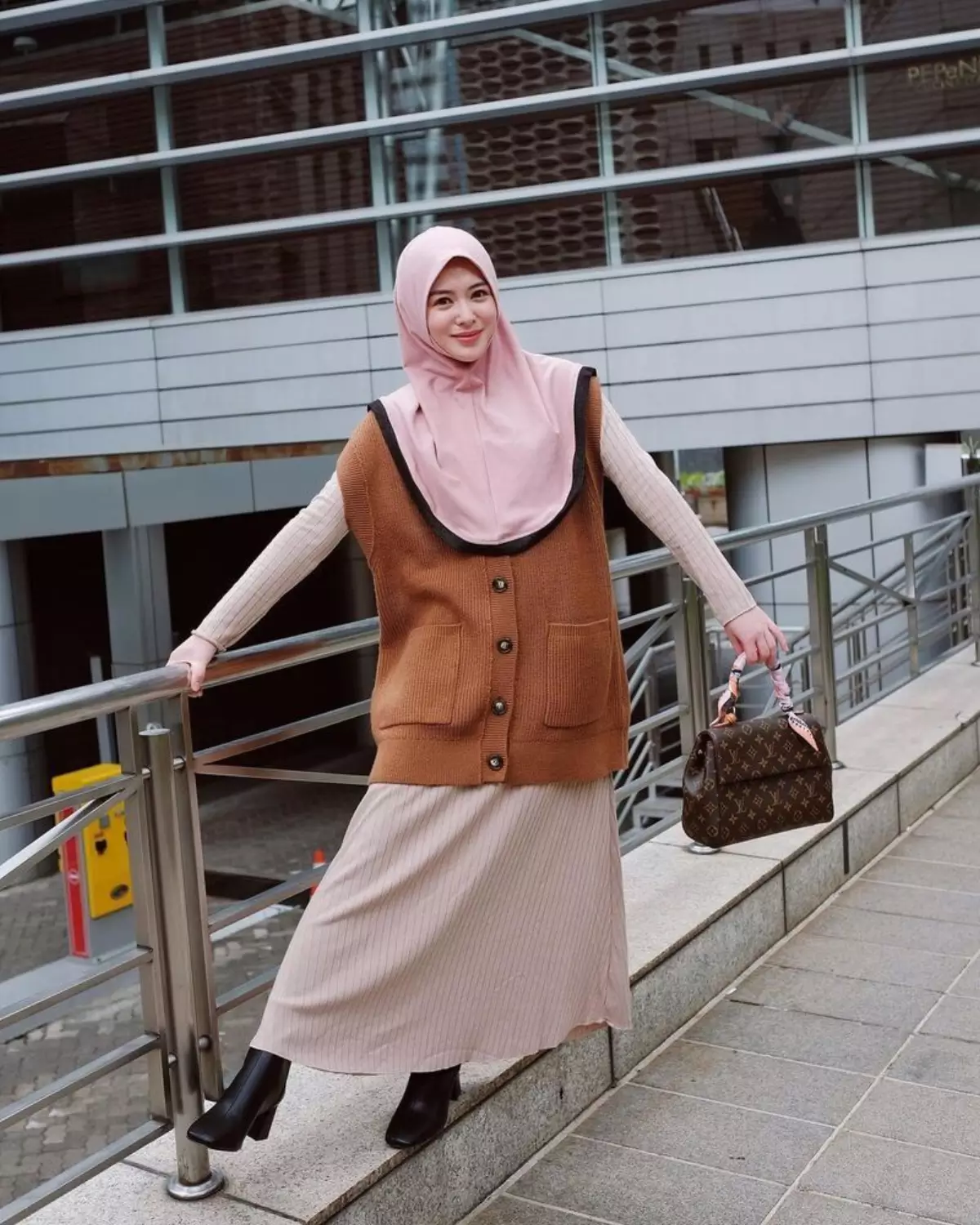 Vest Rajut dengan Rok Plisket Vest Rajut dengan Rok Plisket
