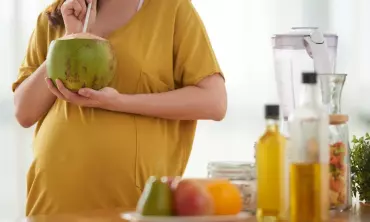 7 Manfaat Air Kelapa Untuk Ibu Hamil