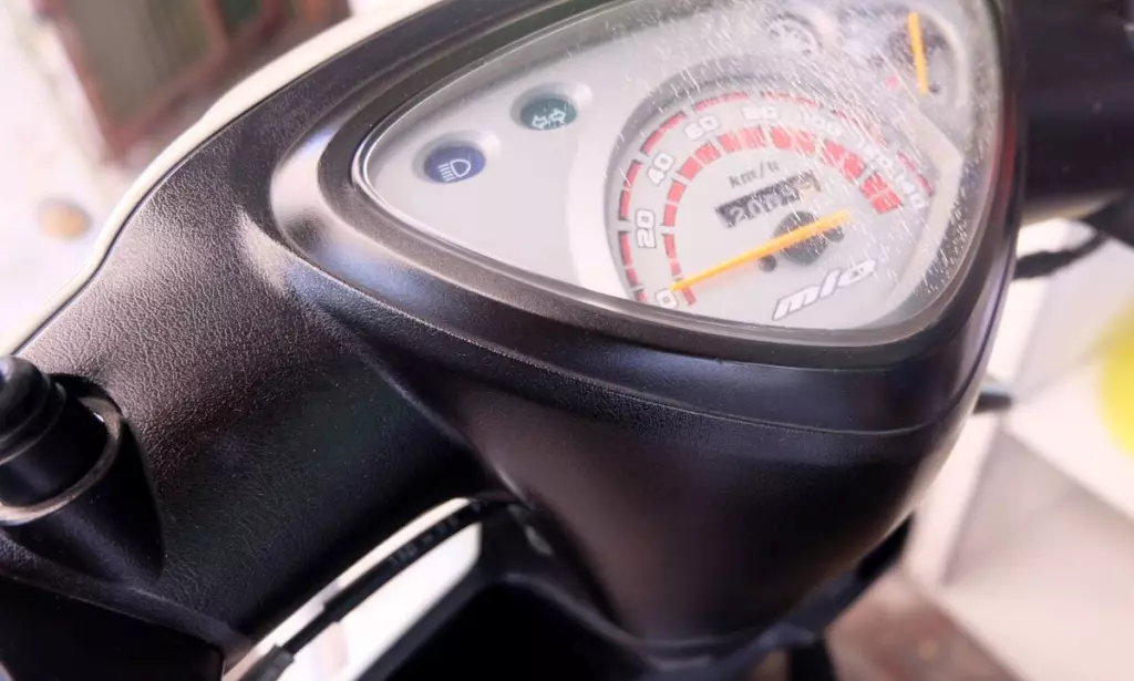 Benarkah Oli Bisa Membersihkan Mika Speedometer Motor?