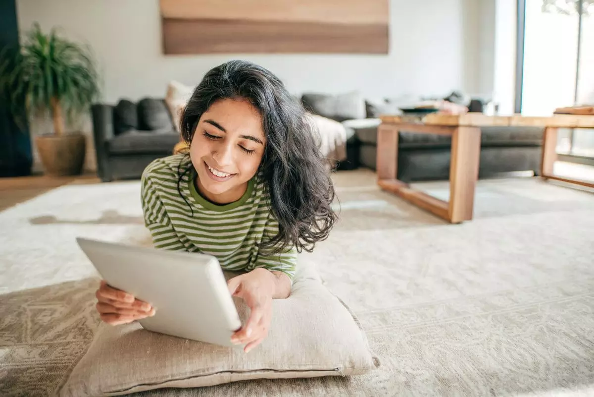 introvert pemikir terkadang suka berimajinasi dalam pikirannya baik dalam keramaian maupun saat sendiri