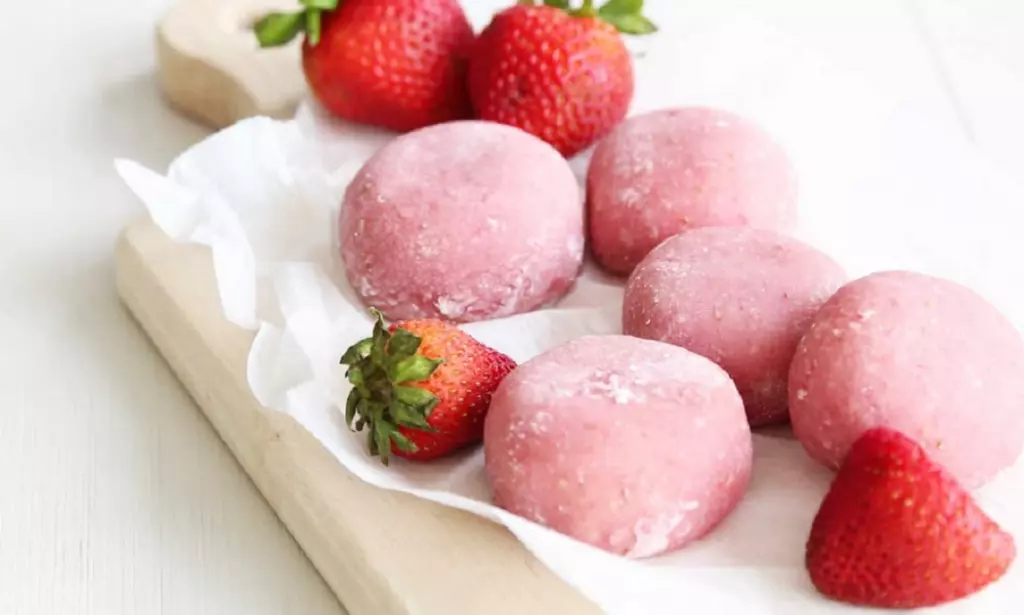 Cara Membuat Mochi Bites Rasa Strawberry yang Lembut & Kenyal