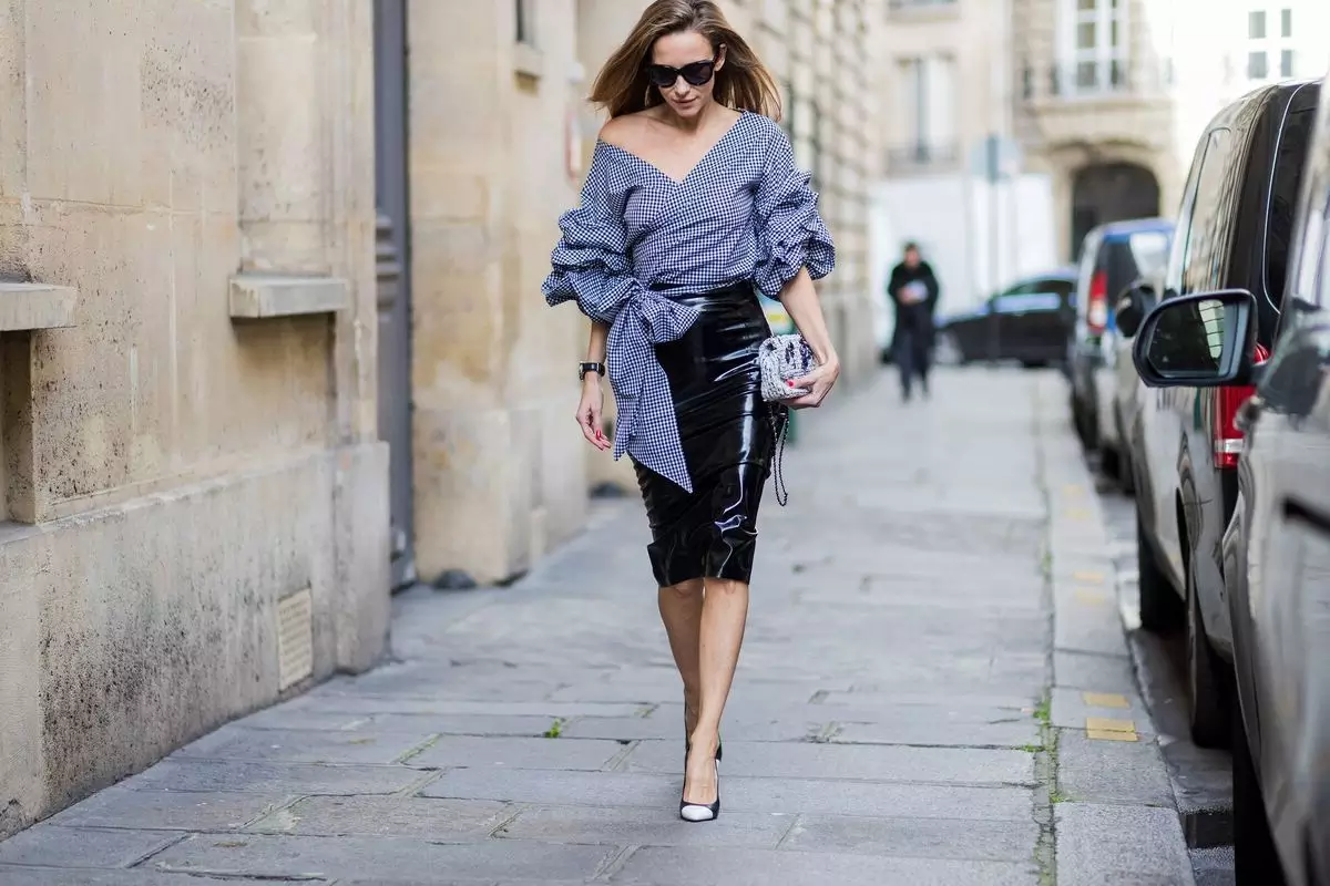 Rok span memberikan kesan ramping dan elegan Rok span memberikan kesan ramping dan elegan