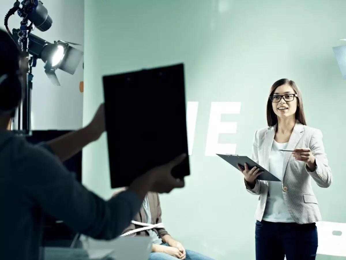 jurnalis atau news anchor juga bisa menjadi pekerjaan yang dibutuhkan bagi lulusan ilmu komunikasi jurnalis atau news anchor juga bisa menjadi pekerjaan yang dibutuhkan bagi lulusan ilmu komunikasi