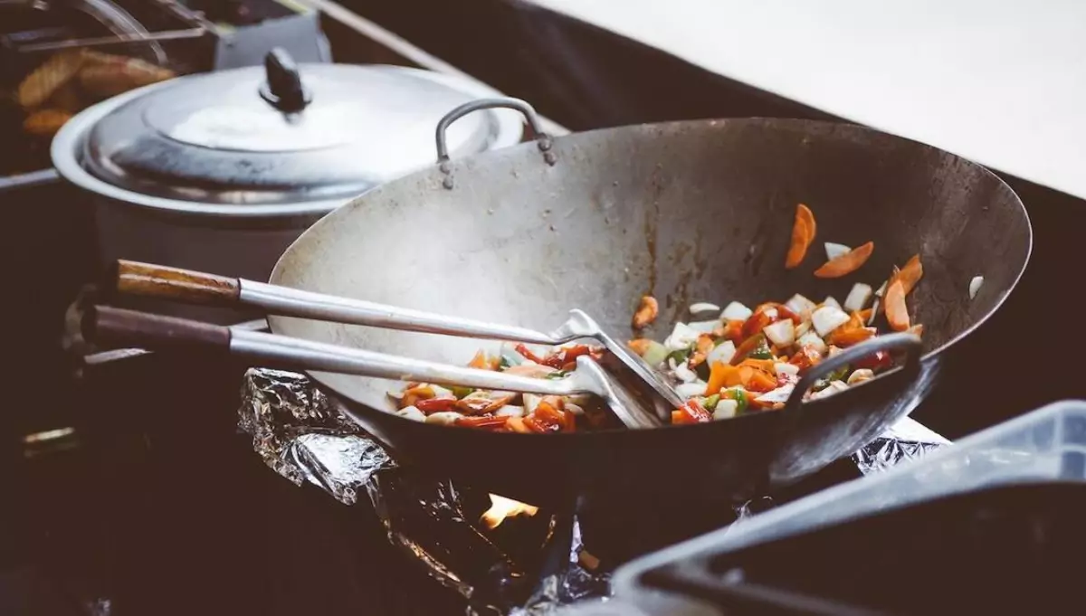 menggunakan-minyak-goreng-bekas.jpg.webp menggunakan-minyak-goreng-bekas.jpg.webp