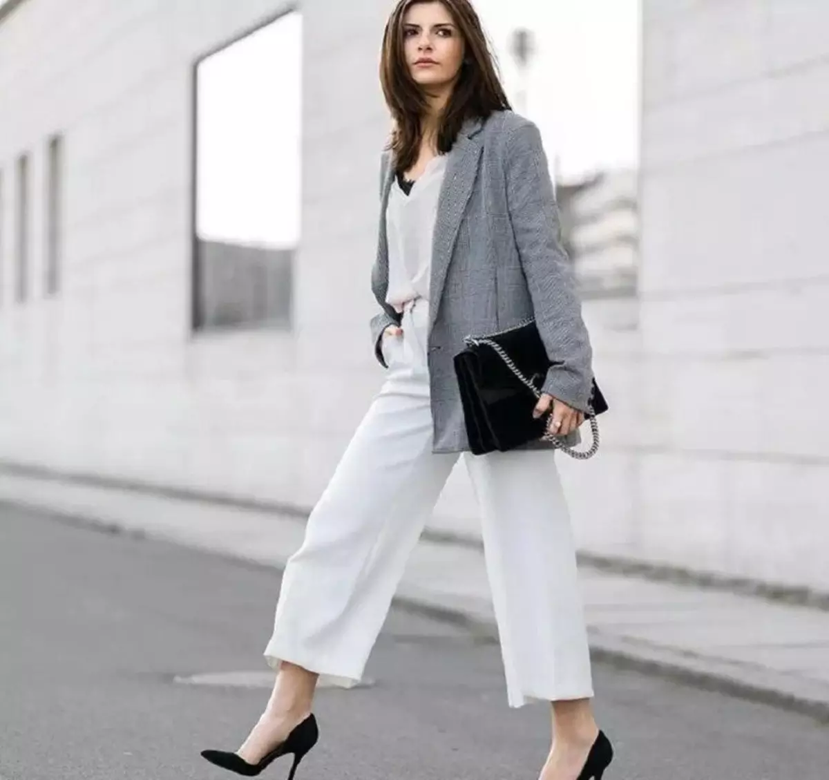 kombinasi kaos dan blazer umum digunakan untuk tampil formal