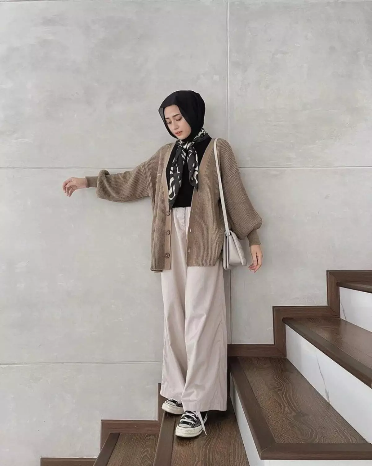 paduan kaos dengan cardigan memberikan kesan formal pada tampilan