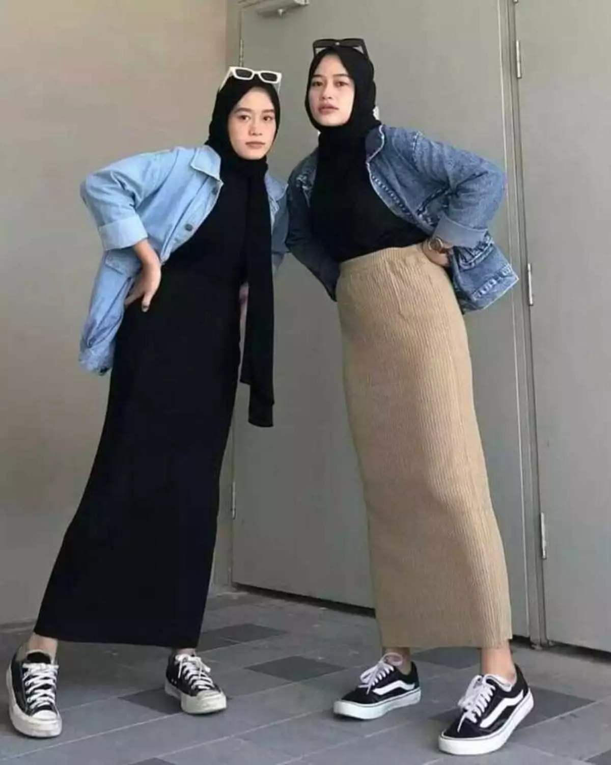 rok span tetap bisa memberikan kesan formal meski dipadukan dengan kaos