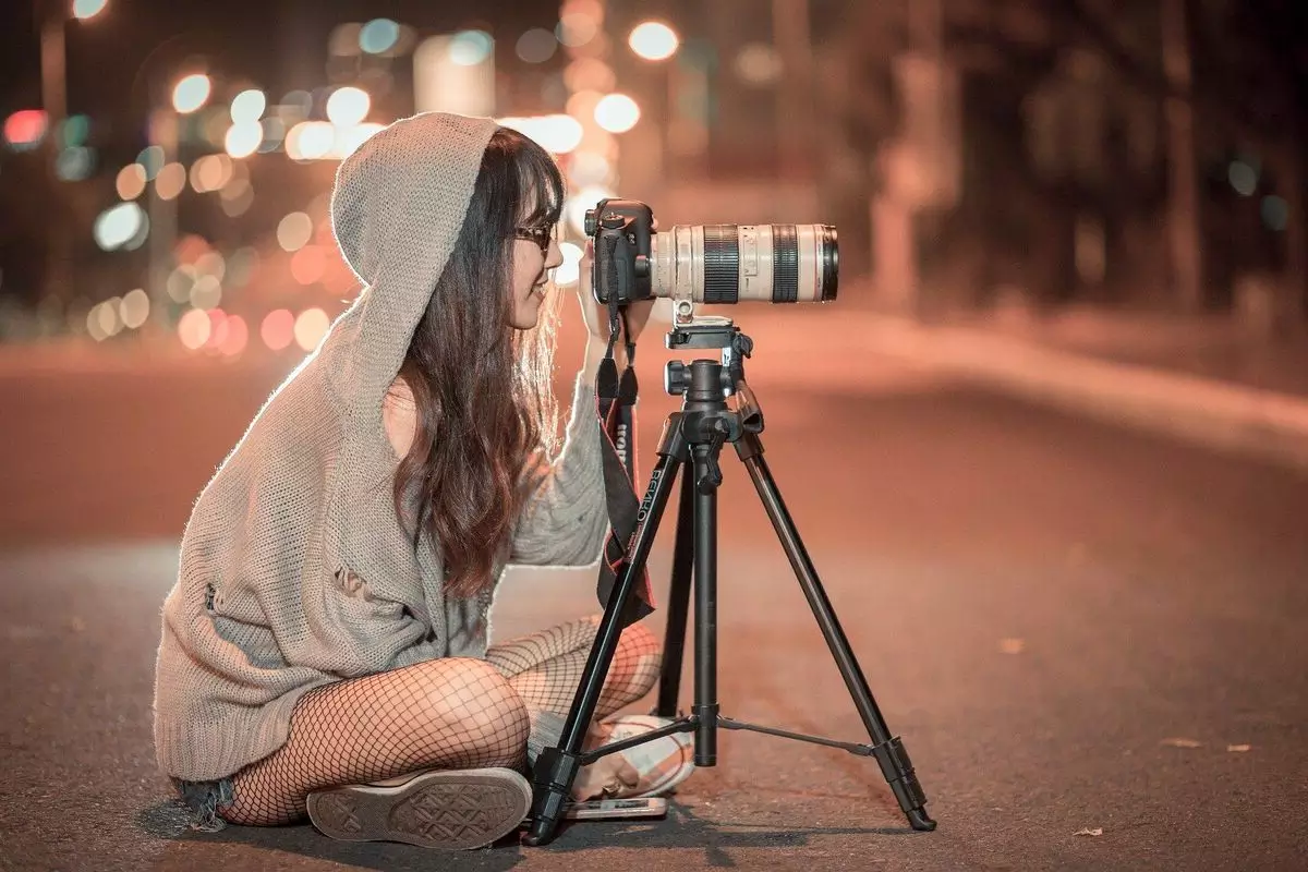 alat bantu seperti tripod bisa dimanfaatkan untuk memotret high angle
