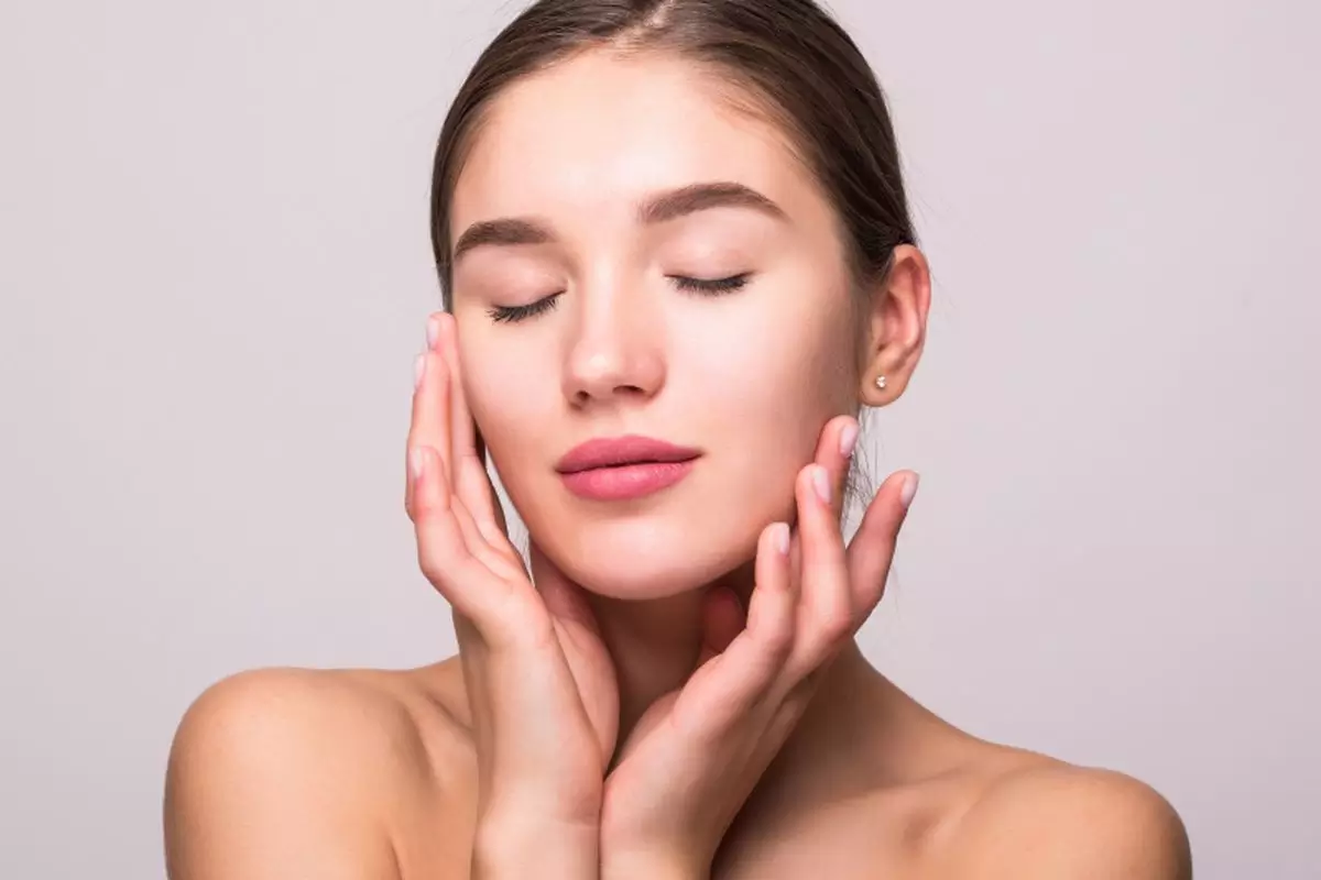 oleskan produk yang mengandung niacinamide secara tipis dan merata oleskan produk yang mengandung niacinamide secara tipis dan merata