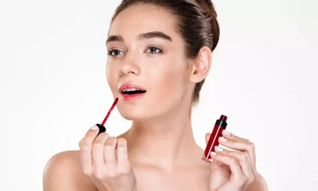 Trend Lipgloss Natural Terbaru untuk Dipakai Sehari-hari