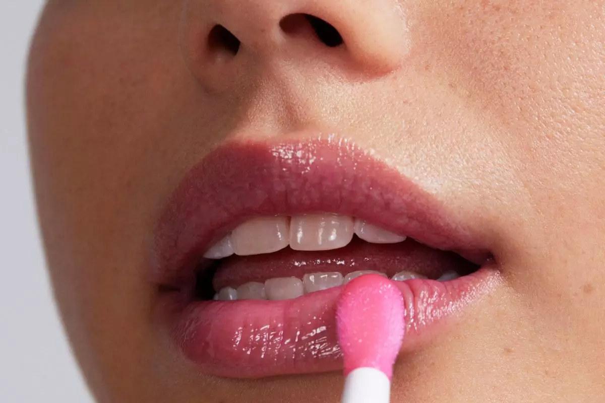 Pilih formula lipgloss yang ringan dan tidak lengket