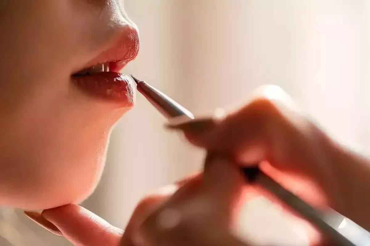 Pilih warna lipgloss yang sesuai dengan tone kulit dan warna bibir Anda