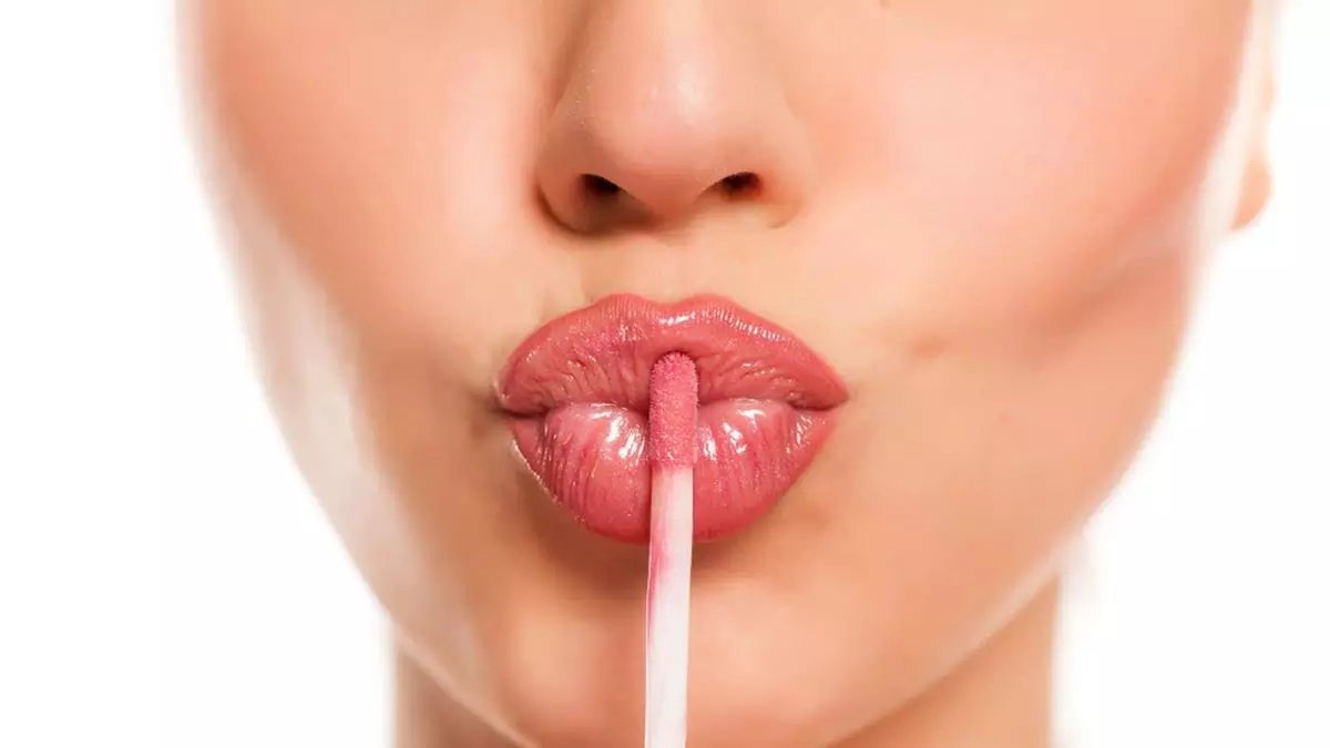 Pilih finish lipgloss yang sesuai dengan selera dan kesempatan Anda