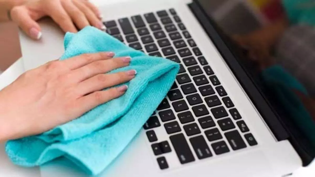 bersihkan touchpad untuk memaksimalkan sensitivitas bersihkan touchpad untuk memaksimalkan sensitivitas