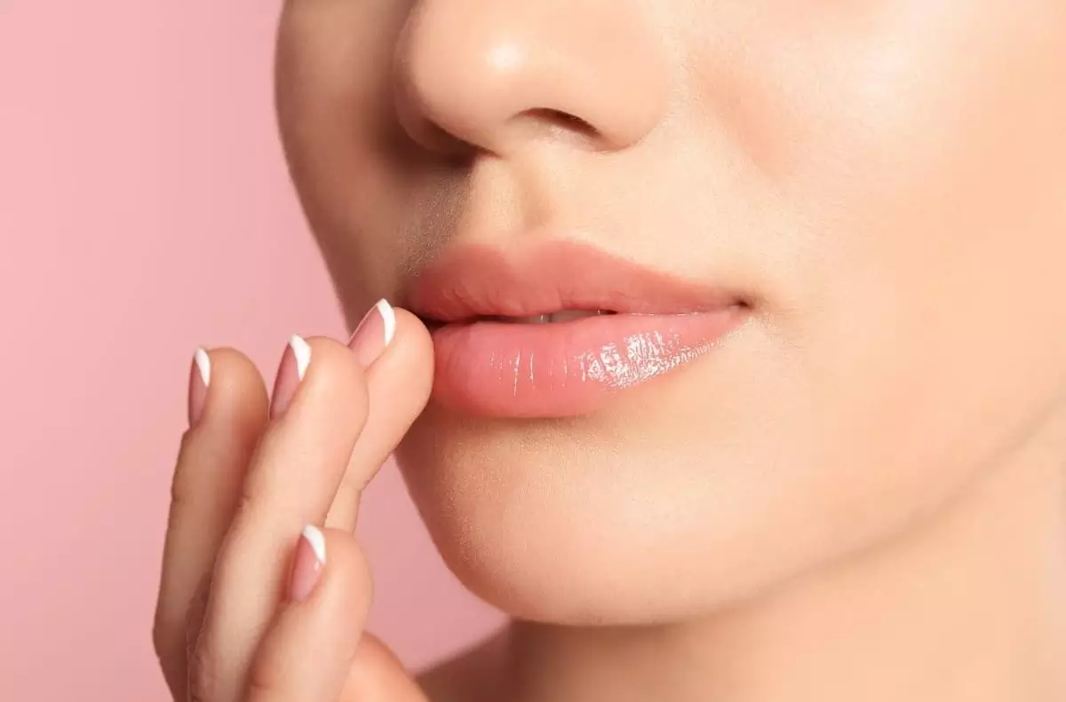 selain membuat bibir berkilau lip gloss bening juga bisa membuat bibir lebih lembap dan berisi selain membuat bibir berkilau lip gloss bening juga bisa membuat bibir lebih lembap dan berisi