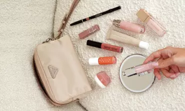 Perbedaan Antara Lip Gloss dan Lip Balm