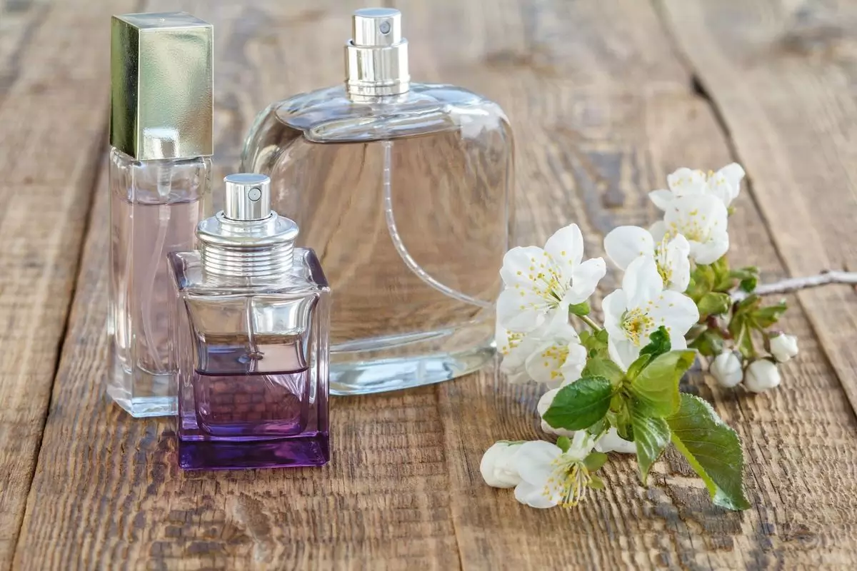 aroma floral parfum wanita populer di kalangan wanita aroma floral parfum wanita populer di kalangan wanita