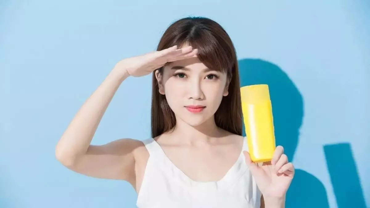 pakai-sunscreen.jpg.webp pakai-sunscreen.jpg.webp