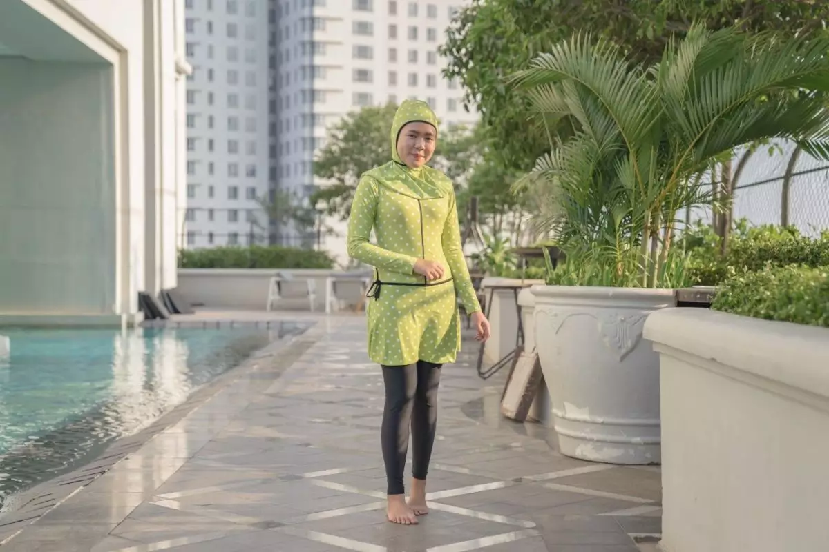 pilih ukuran baju renang hijabers yang proporsional