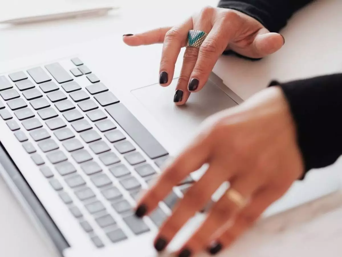 pilih item atau file dengan menggunakan satu jari pada touchpad pilih item atau file dengan menggunakan satu jari pada touchpad